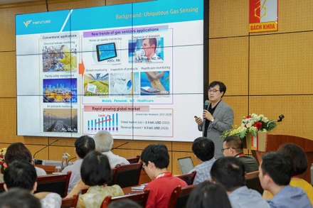 Giáo sư Park Inkyu chia sẻ về nghiên cứu mũi điện tử với sinh viên Đại học Bách khoa Hà Nội.