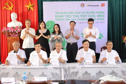 Các thầy thuốc y học cổ truyền ký cam kết không sử dụng thịt và chế phẩm từ chó, mèo cho mục đích phòng và chữa bệnh theo y học cổ truyền.