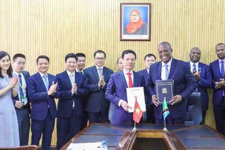 Hai Bộ trưởng ký Bản ghi nhớ (MoU) hợp tác trong lĩnh vực thông tin và truyền thông.