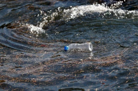 Một chai nhựa trôi dạt trên sóng biển tại một cảng cá ở Isumi, phía đông Tokyo, Nhật Bản. Ảnh: Reuters
