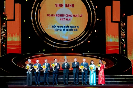 Tổng Bí thư Tô Lâm tặng hoa cho đại diện các doanh nghiệp công nghệ nhận nhiệm vụ thực hiện Nghị quyết 57-NQ/TW.