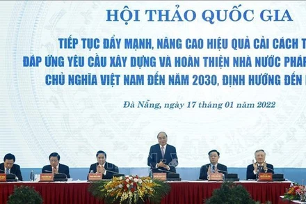 Chủ tịch Nước Nguyễn Xuân Phúc cùng các đồng chí lãnh đạo Đảng và Nhà nước chủ trì Hội thảo quốc gia với chủ đề ''Tiếp tục đẩy mạnh, nâng cao hiệu quả cải cách tư pháp đáp ứng yêu cầu xây dựng và hoàn thiện Nhà nước pháp quyền xã hội chủ nghĩa Việt Nam đến năm 2030, định hướng đến năm 2045''. Ảnh: TTXVN