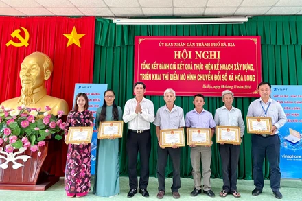 UBND thành phố Bà Rịa khen thưởng 3 tập thể, 6 cá nhân có thành tích xuất sắc trong thực hiện Kế hoạch xây dựng, triển khai thí điểm mô hình chuyển đổi số xã Hòa Long.