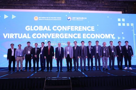 Các diễn giả tham dự hội thảo “Kích hoạt nền kinh tế hội tụ ảo”.