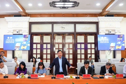 Chủ tịch FPT Trương Gia Bình chia sẻ tại buổi làm việc với Ủy ban Nhân dân Thành phố Huế.