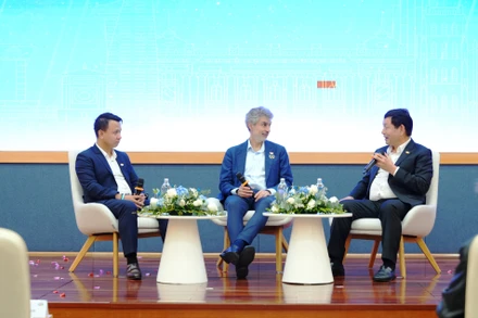 Giáo sư Yoshua Bengio tham gia “đối thoại” với ông Trương Gia Bình, Chủ tịch HĐQT FPT về “AI có trách nhiệm và tầm quan trọng của AI trong giáo dục”.