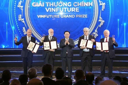 Chủ tịch Quốc hội Vương Đình Huệ trao Giải thưởng Chính VinFuture 2022 trị giá 3 triệu USD cho các tác giả.