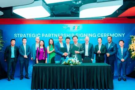 Ông Phạm Minh Tuấn, CEO FPT Software (hàng đầu phải) tại lễ ký hợp tác cùng đại diện SAP, ông Utkarsh Maheshwari, Giám đốc Hợp tác chiến lược, SAP châu Á, Thái Bình Dương và Nhật Bản.