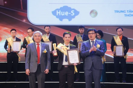 Trao giải Top 10 Sao Khuê 2024.