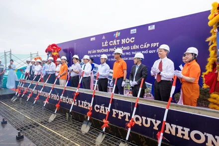 Đại diện tỉnh Bình Định và Tập đoàn FPT thực hiện nghi thức Cất nóc công trình Trường Phổ thông liên cấp FPT Quy Nhơn.