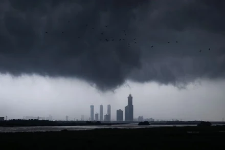 Những đám mây gió mùa trên dòng sông Yamuna ở New Delhi, Ấn Độ, ngày 15/7/2023. Ảnh: Reuters