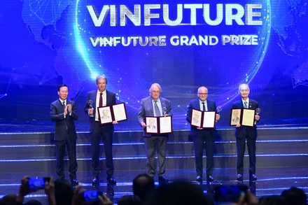 Chủ tịch nước Võ Văn Thưởng trao giải thưởng chính VinFuture 2023 cho 4 nhà khoa học với phát minh pin mặt trời và pin Lithium-ion.