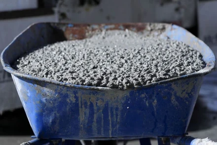 Chiếc xe cút kít chở bê-tông mới đổ chứa carbon dioxide thu được ở San Jose, California, Mỹ, ngày 1/2. Ảnh: Reuters