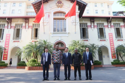 Bộ trưởng Thông tin và Truyền thông Nguyễn Mạnh Hùng và ngài Abdulrahman Omar Kinana, Ủy viên Bộ Chính trị, Phó Chủ tịch Đảng CCM chụp ảnh lưu niệm.