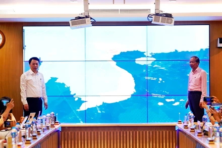 Thứ trưởng Thông tin và Truyền thông Nguyễn Huy Dũng và Phó Chủ tịch VCCI Hoàng Quang Phòng phát động giải thưởng Make in Viet Nam năm 2023.