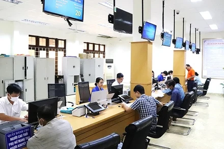 Cán bộ, công chức giải quyết thủ tục hành chính phục vụ người dân ở Đắk Lắk.