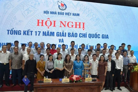 Lãnh đạo Hội Nhà báo Việt Nam, lãnh đạo địa phương và Hội Nhà báo các tỉnh, thành phố phía nam chụp ảnh lưu niệm. 