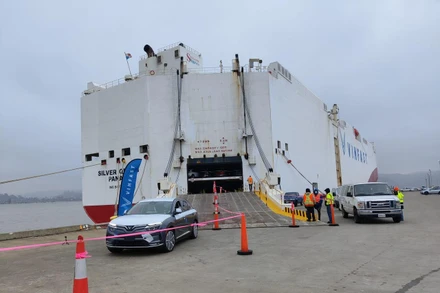 Tàu chở 999 xe VF 8 đã cập cảng Benicia (California, Mỹ).