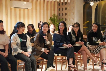 Khách mời thảo luận cùng diễn giả về cơ hội xây dựng nghề nghiệp của phụ nữ trong thế giới Web 3.0.