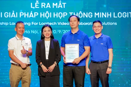 Đại diện Logitech trao chứng nhận hợp tác cho đại diện CMS.