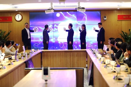 Các đại biểu thực hiện nghi thức khai trương cổng.