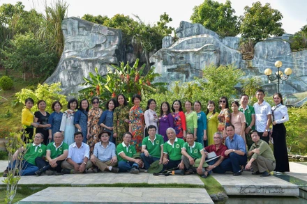 Ban Liên lạc Trung đoàn 52 Tây Tiến chụp ảnh kỷ niệm trước Bia lưu niệm Tây Tiến ở Sài Khao.