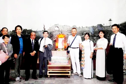 Hội Hòa bình và Hữu nghị Hiroshima-Việt Nam tặng hạc giấy, biểu tượng ước nguyện hòa bình cho Di tích lịch sử quốc gia đặc biệt Thành cổ Quảng Trị.