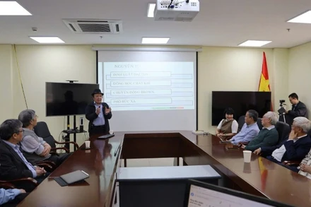 Các chuyên gia trình bày chuỗi bài giảng đại chúng về Khởi đầu lý thuyết lượng tử. (Ảnh: BÍCH LIÊN)