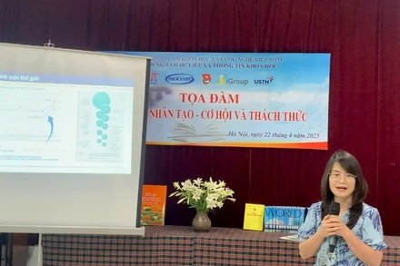 Phó Giáo sư, Tiến sĩ Nguyễn Phi Lê phát biểu tại sự kiện. (Ảnh: BÍCH LIÊN)