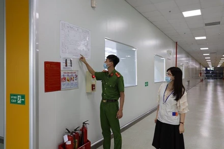 Lực lượng công an kiểm tra công tác phòng cháy chữa cháy tại cơ sở.