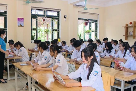 Cán bộ Bảo hiểm xã hội tỉnh Tuyên Quang tuyên truyền về bảo hiểm y tế tại Trường Trung học phổ thông Ỷ La, thành phố Tuyên Quang.