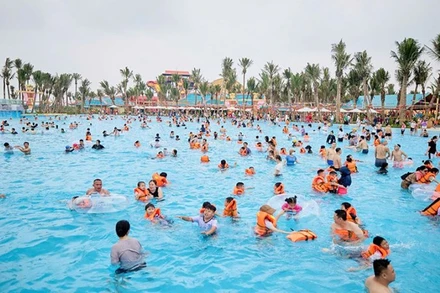 Hàng nghìn du khách đã đến tham quan, trải nghiệm các dịch vụ tại Sun World Hà Nam ngay ngày đầu khai trương.