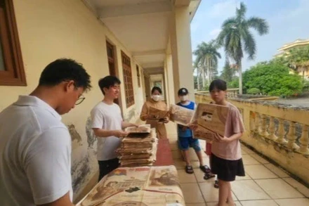 Sinh viên Đại học Y Hà Nội và Học viện Tài chính hỗ trợ phát phụ san cho người dân.