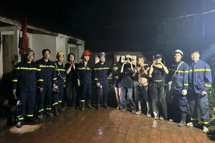 Lực lượng Cảnh sát Phòng cháy, chữa cháy và Cứu nạn, cứu hộ Sóc Sơn phối hợp các đơn vị chức năng giải cứu thành công 5 người bị mắc kẹt trên núi Hàm Lợn. (Nguồn: Công an thành phố Hà Nội)