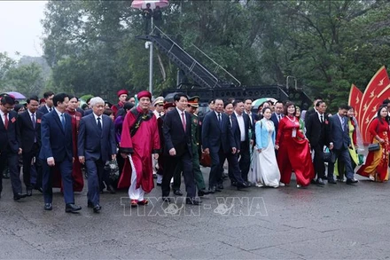 Ủy viên Bộ Chính trị, Chủ tịch nước Lương Cường cùng Đoàn đại biểu Trung ương, tỉnh Phú Thọ khởi hành lên núi Nghĩa Lĩnh dâng hương tưởng nhớ các Vua Hùng. (Ảnh: TTXVN)
