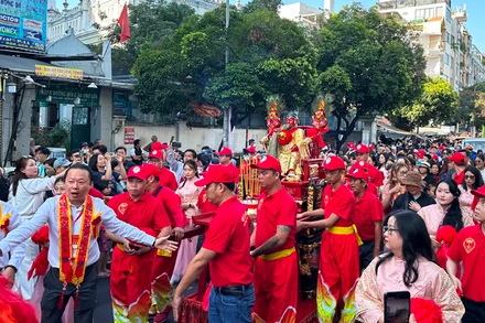 Cung nghinh tượng Quan Thánh Đế Quân diễu hành trên đường phố ở quận 5 (ảnh: HOÀNG LIÊM)