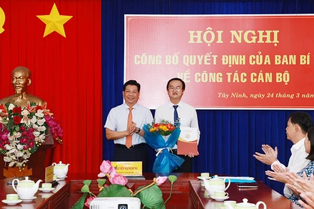 Đồng chí Nguyễn Mạnh Hùng (trái) trao Quyết định của Ban Bí thư chuẩn y đồng chí Phan Huỳnh Quốc Vinh giữ chức Chủ nhiệm Ủy ban Kiểm tra Tỉnh ủy Tây Ninh, nhiệm kỳ 2020-2025.