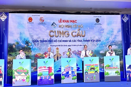 Các đại biểu thực hiện nghi thức kết nối đặc sản các vùng-miền tại lễ khai mạc.