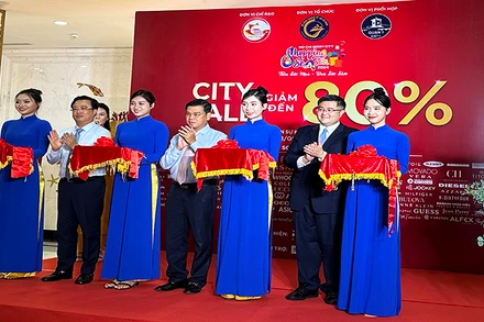 Các đại biểu thực hiện nghi thức khai mạc sự kiện “Khuyến mại hàng hiệu” năm 2024.