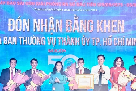 Ban Biên tập Báo Sài Gòn Giải Phóng đón nhận các phần thưởng nhân kỷ niệm 50 năm Ngày Xuất bản số đầu (5/5/1975-5/5/2025). 