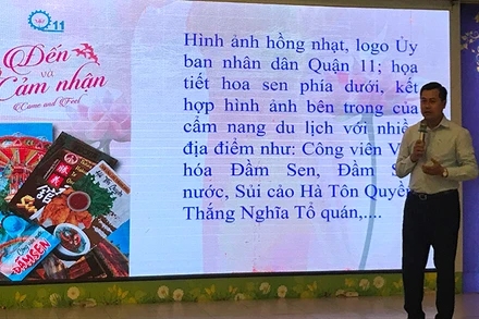 Đại diện Ủy ban nhân dân quận 11 giới thiệu cẩm nang sản phẩm du lịch đặc trưng, điểm đến quận 11