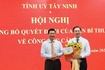 Đồng chí Nguyễn Mạnh Hùng (trái), Bí thư Tỉnh ủy, Chủ tịch Hội đồng nhân dân tỉnh Tây Ninh, chúc mừng đồng chí Đoàn Trung Kiên tham gia Ban Chấp hành, Ban Thường vụ Tỉnh ủy Tây Ninh nhiệm kỳ 2020-2025