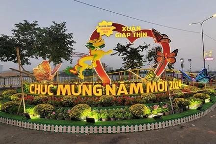 Một tiểu cảnh được bố trí ở lối đi vào Chợ hoa Xuân Bình Điền 2024.