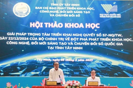 Phó Giáo sư, Tiến sĩ Vũ Hải Quân và đồng chí Nguyễn Hồng Thanh, đồng chủ trì Hội thảo.