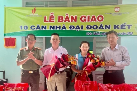 Đại tá Nguyễn Văn Trãi, Ủy viên Ban Thường vụ Tỉnh ủy, Giám đốc Công an tỉnh Tây Ninh tặng hoa cảm ơn Báo Nhân Dân, Tập đoàn Dầu khí Quốc gia Việt Nam và Công ty cổ phần Xi-măng Fico.