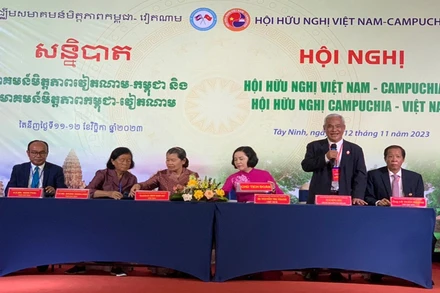 Đoàn Chủ tịch Hội nghị.