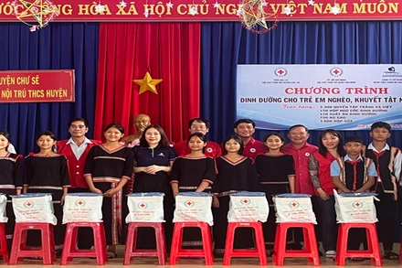 Trao hàng trăm suất ăn dinh dưỡng và quà cho học sinh Trường Phổ thông Dân tộc nội trú huyện Chư Sê (Gia Lai).