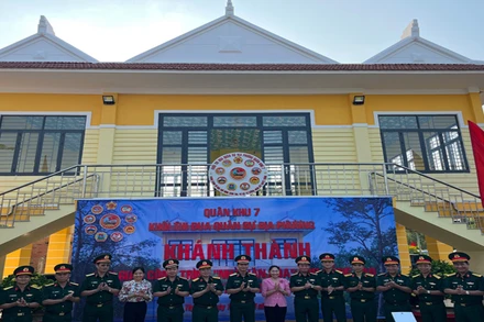 Các đại biểu khánh thành công trình chung Nhà văn hóa Dân tộc Khmer (ấp Xóm Tháp, xã Tân Phong, huyện Tân Biên, tỉnh Tây Ninh)