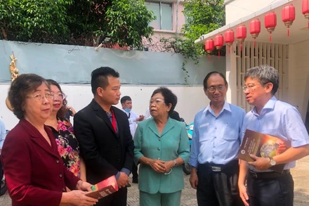 Thành phố Hồ Chí Minh là điểm đến của nhiều người dân từ khắp nơi trong cả nước, nơi có sự đa dạng về văn hóa và lối sống. (Ảnh: Phó Chủ tịch Ủy ban nhân dân Quận 5 Nguyễn Võ Xuân Kỳ trao đổi với các cán bộ người Hoa)