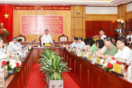 Đồng chí Nguyễn Trọng Nghĩa, Ủy viên Bộ Chính trị, Bí thư Trung ương Đảng, Trưởng Ban Tuyên giáo và Dân vận Trung ương làm việc với Ban Thường vụ Tỉnh ủy Tây Ninh, Ban Tuyên giáo và Dân vận Tỉnh ủy Tây Ninh